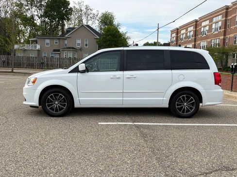 Used 2016 Dodge Grand Caravan SXT FWD image 16