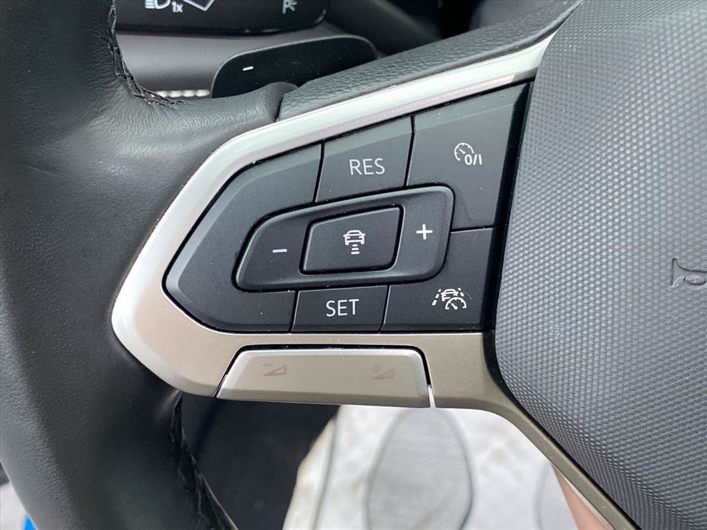 Used 2025 Volkswagen Atlas Cross Sport SEL R-Line AWD/4WD image 18