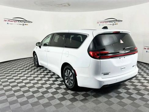 Used 2023 Chrysler Pacifica Touring-L FWD image 6