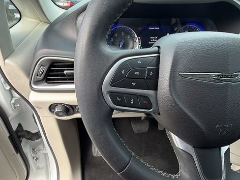 Used 2022 Chrysler Pacifica Touring-L w/ Uconnect Theater Family Group FWD image 25