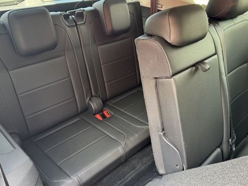 Used 2018 Volkswagen Tiguan SE w/ 3rd Row Seat Package AWD/4WD image 12