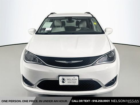 Used 2017 Chrysler Pacifica Touring-L FWD image 2
