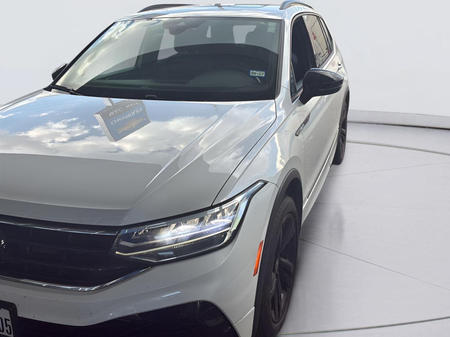 Used 2024 Volkswagen Tiguan SE R-Line FWD image 2