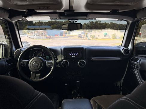 Used 2018 Jeep Wrangler Sahara w/ Dual Top Group AWD/4WD image 10