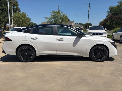 New 2026 Nissan Sentra SR FWD image 2