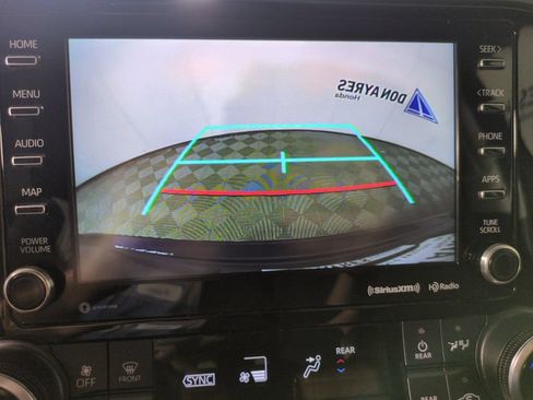 Used 2020 Toyota Highlander LE FWD image 21