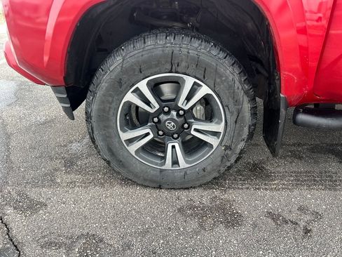 Used 2016 Toyota Tacoma TRD Sport image 28