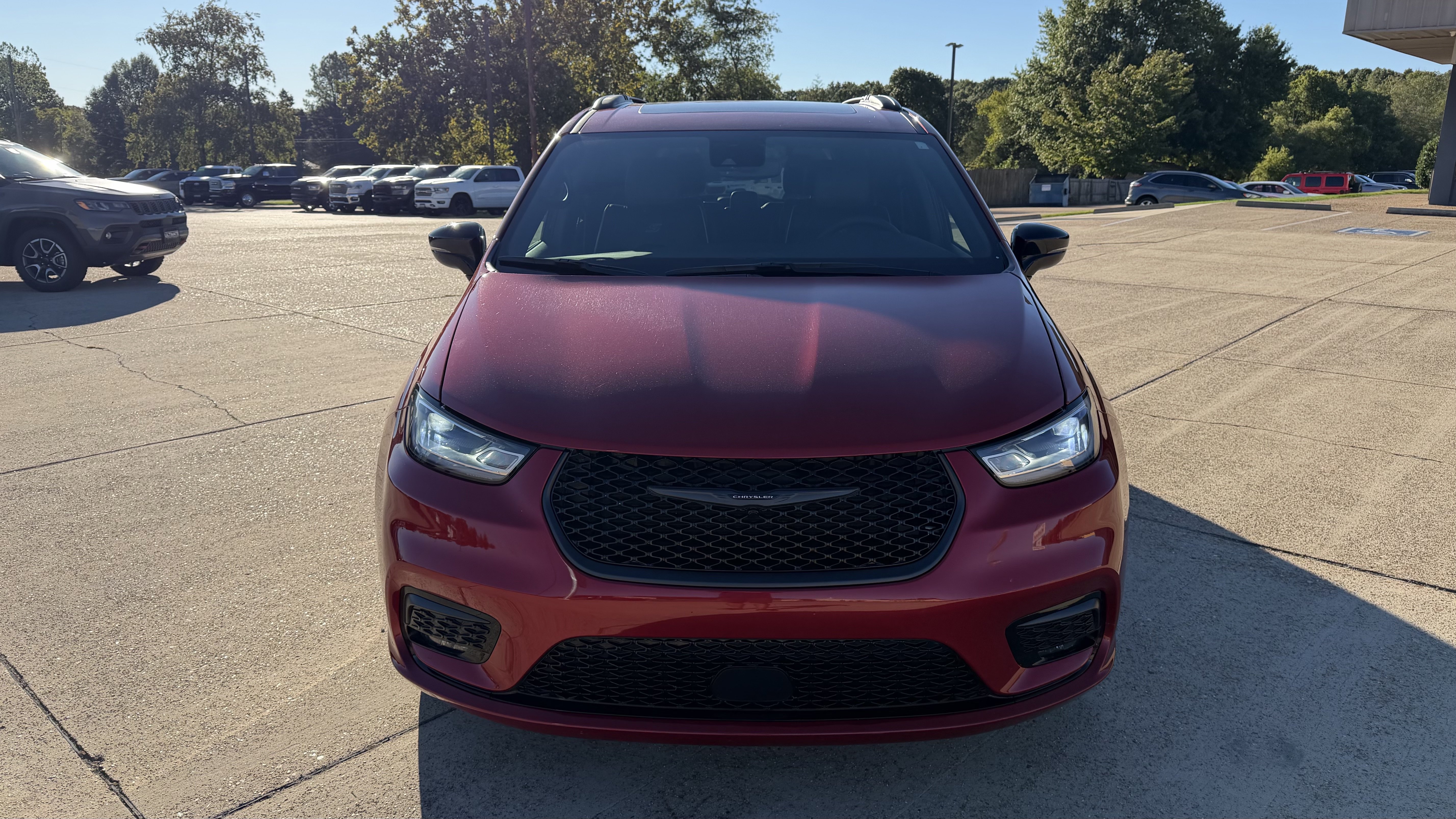 Used 2026 Chrysler Pacifica Limited w/ S Appearance Package FWD image 3