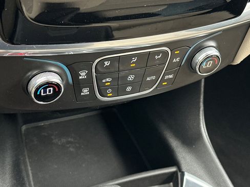Used 2022 Chevrolet Traverse LS FWD image 19