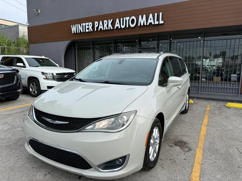 Used 2020 Chrysler Pacifica Touring-L FWD image 1