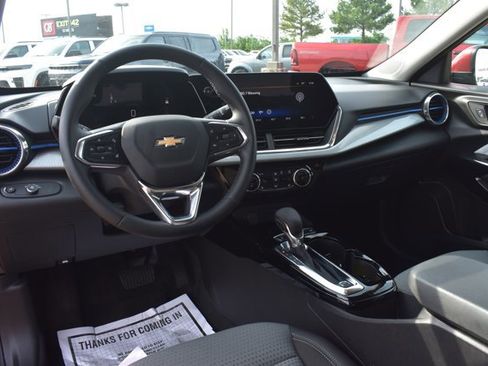 Used 2025 Chevrolet Trax LT w/ Driver Confidence Package FWD image 18