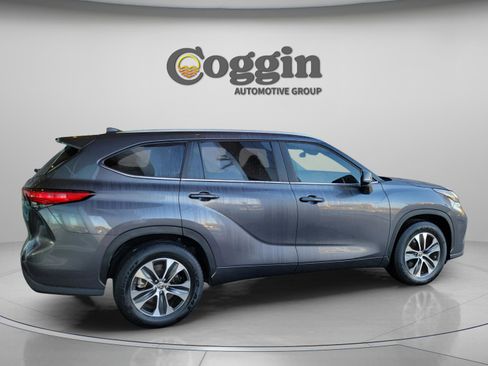 Certified 2023 Toyota Highlander XLE image 5