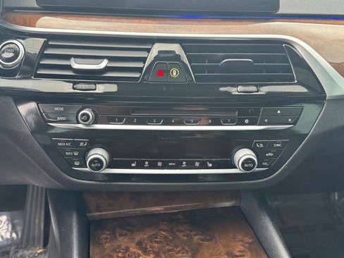 Used 2019 BMW 530e w/ Convenience Package image 26