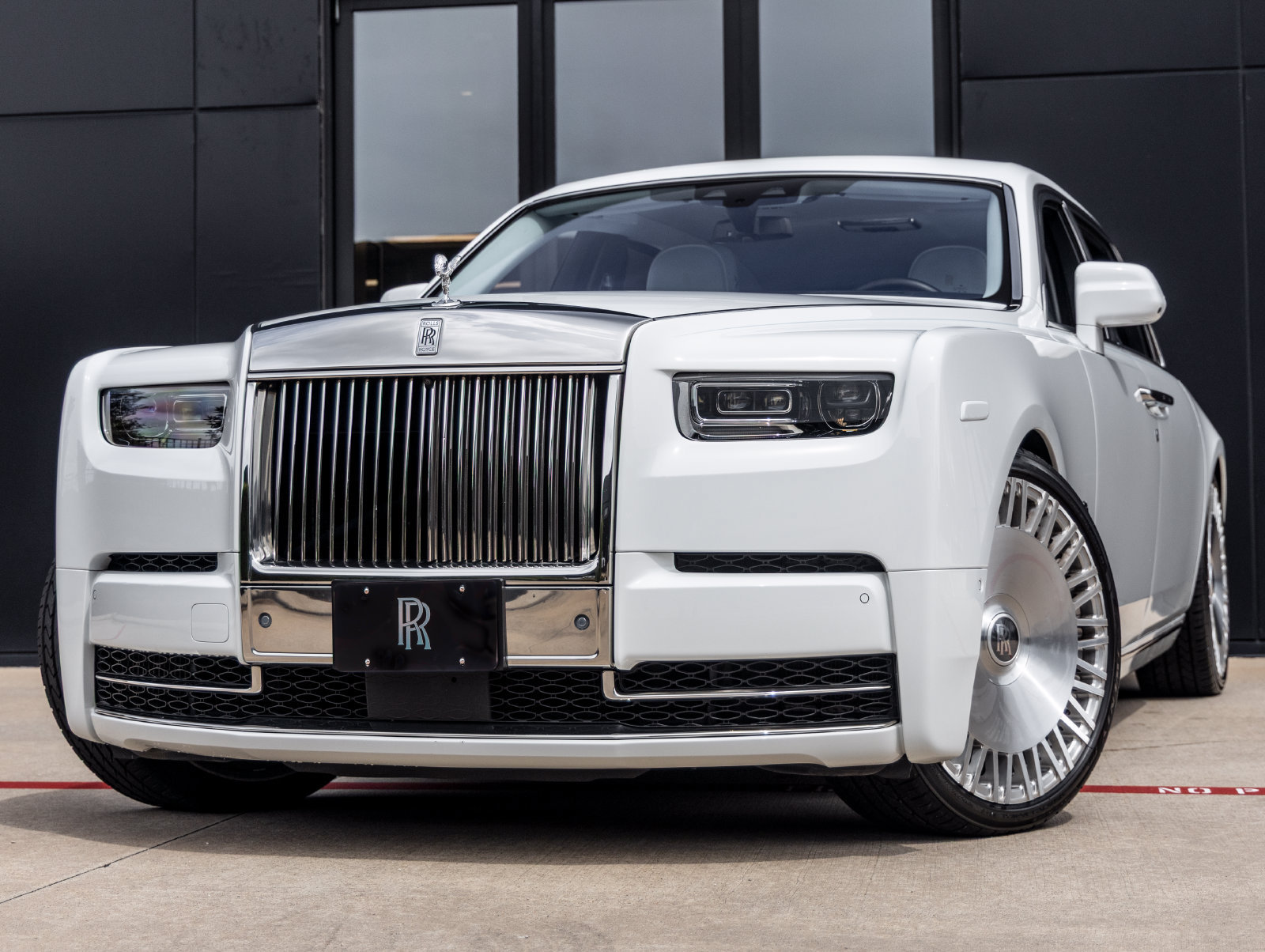Used 2023 Rolls-Royce Phantom Extended Wheelbase w/ Leather Finishing Pack RWD image 1