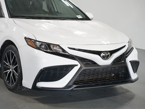Certified 2021 Toyota Camry SE image 4