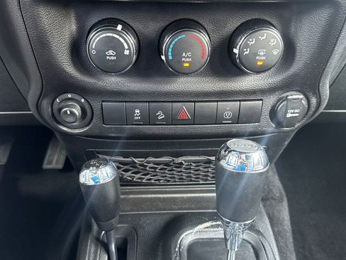 Used 2017 Jeep Wrangler Unlimited Rubicon w/ Connectivity Group AWD/4WD image 26