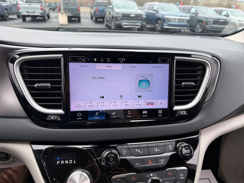 Used 2023 Chrysler Pacifica Touring-L image 19