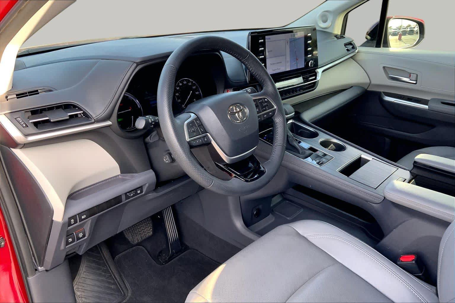 Used 2023 Toyota Sienna Limited FWD image 18