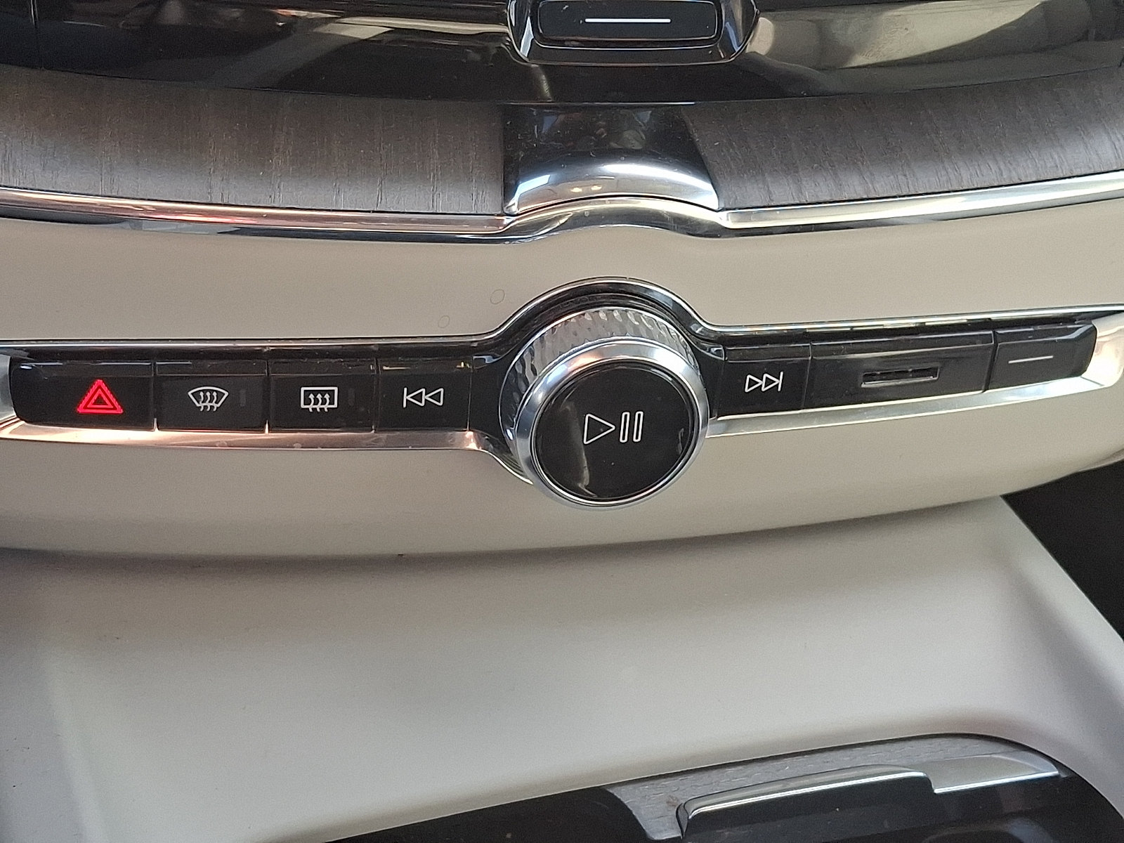 Certified 2024 Volvo XC60 B5 Plus w/ Climate Package AWD/4WD image 15