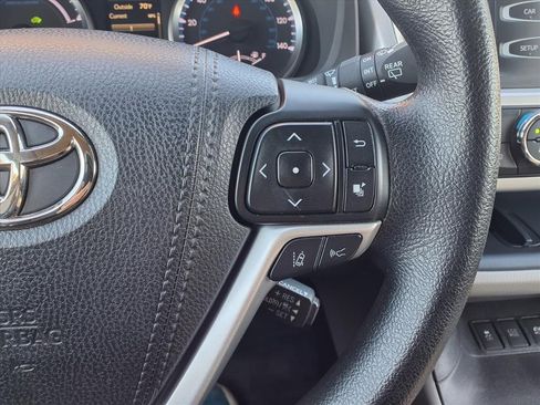 Used 2017 Toyota Highlander LE image 19