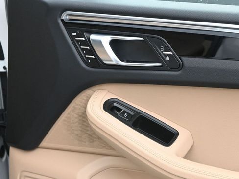 Certified 2022 Porsche Macan image 12