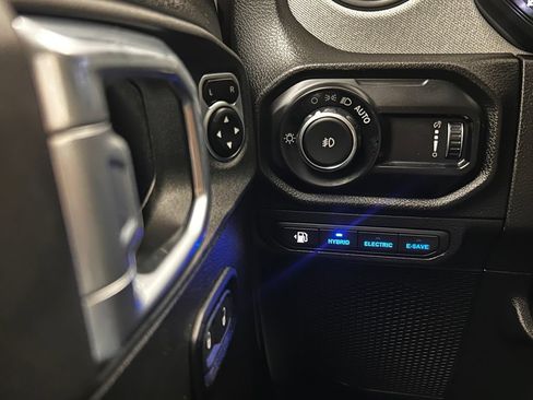 Used 2024 Jeep Wrangler Unlimited AWD/4WD image 18