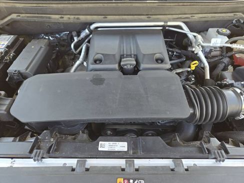 Used 2024 Chevrolet Colorado ZR2 w/ Technology Package AWD/4WD image 31