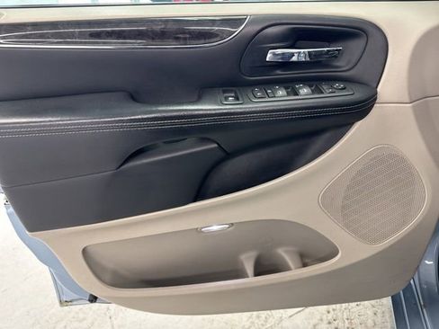 Used 2013 Chrysler Town & Country Touring image 17