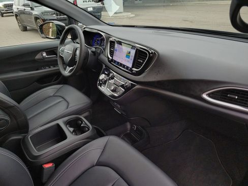 Used 2025 Chrysler Voyager LX image 38