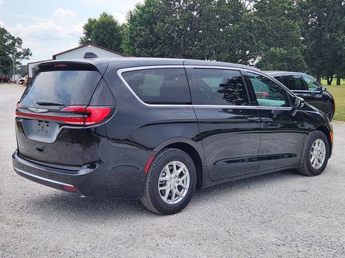 Used 2026 Chrysler Pacifica Select FWD image 3