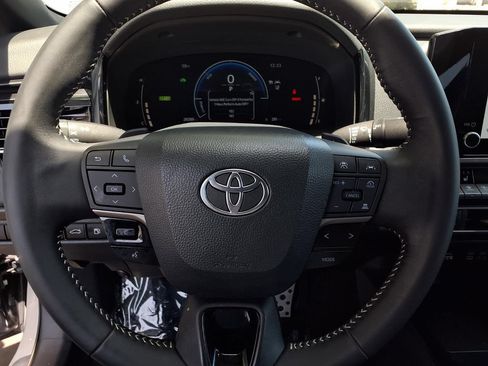 Used 2025 Toyota Camry SE w/ Convenience Package FWD image 12
