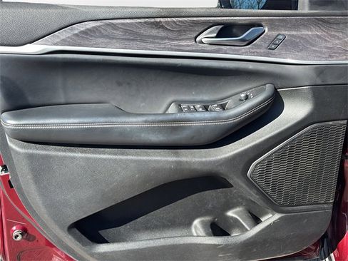 Used 2023 Jeep Grand Cherokee L Limited w/ Luxury Tech Group II image 22