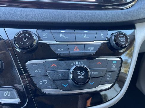 Used 2023 Chrysler Pacifica Touring-L image 12