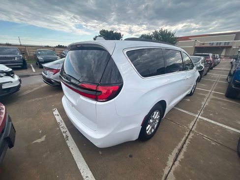 Used 2022 Chrysler Pacifica Touring-L FWD image 4