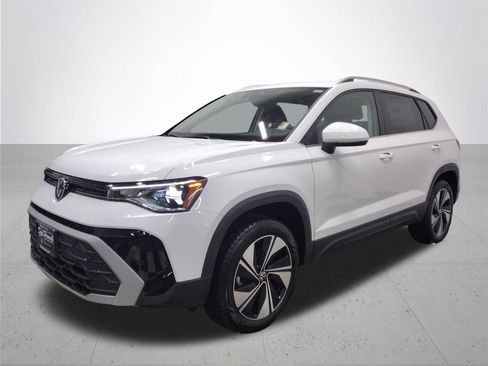 Used 2025 Volkswagen Taos SE image 2