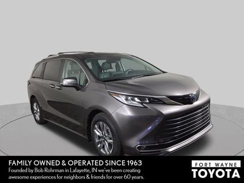 Used 2024 Toyota Sienna Limited AWD/4WD image 4