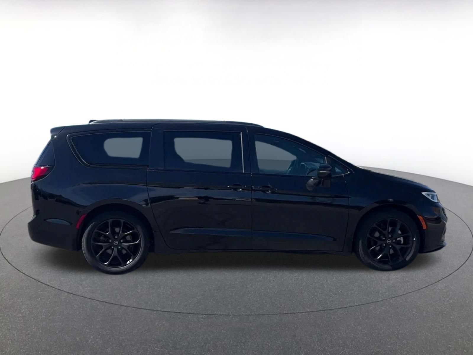 Used 2025 Chrysler Pacifica Limited FWD image 15