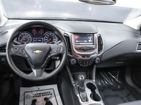 Used 2017 Chevrolet Cruze LT image 17