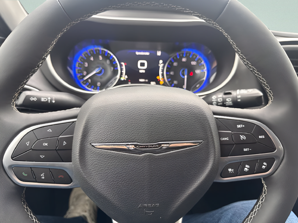 Used 2026 Chrysler Pacifica Select FWD image 18