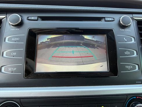 Used 2018 Toyota Highlander LE FWD image 17