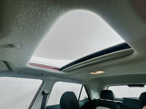 Used 2025 Hyundai Venue SEL FWD image 25