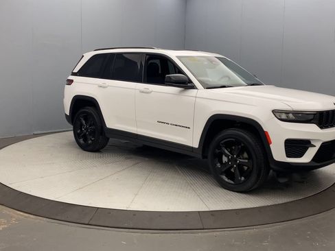 Used 2023 Jeep Grand Cherokee Altitude AWD/4WD image 7
