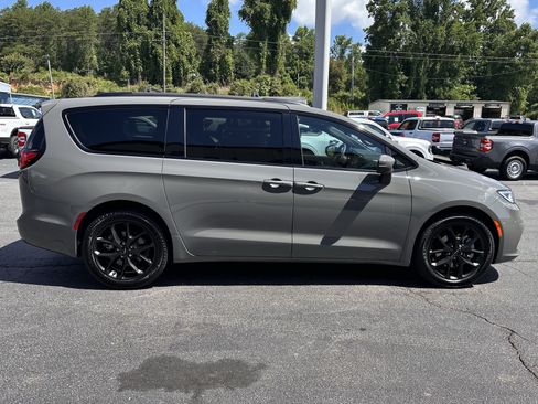 Used 2023 Chrysler Pacifica Touring-L w/ S Appearance Package AWD/4WD image 6