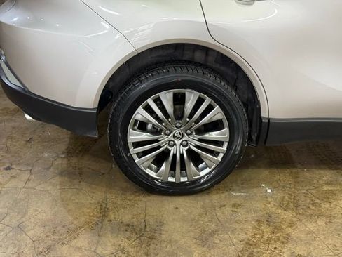 Used 2021 Toyota Venza XLE w/ Softex Package AWD/4WD image 5