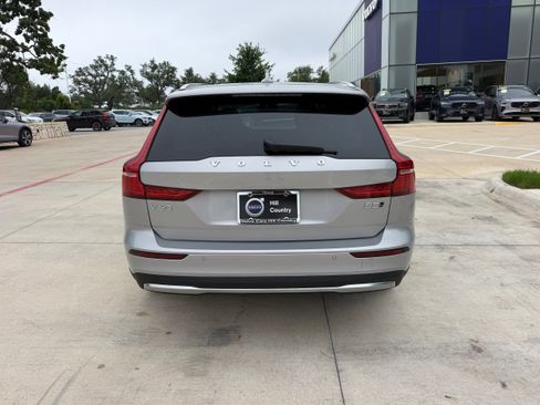 Certified 2025 Volvo V60 B5 Cross Country Plus AWD/4WD image 5