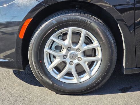 Used 2024 Chrysler Pacifica Touring-L image 9