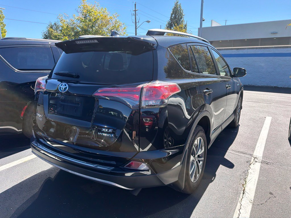 Used 2018 Toyota RAV4 XLE AWD/4WD image 3
