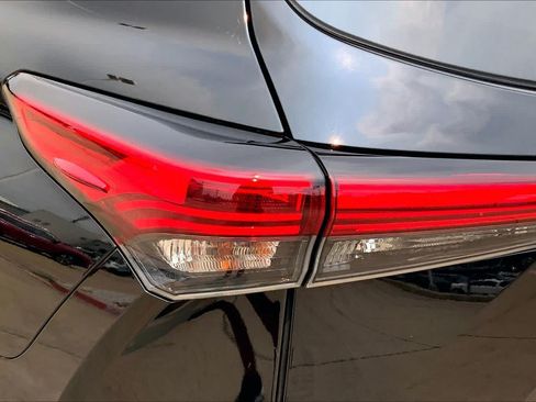 Used 2021 Toyota Highlander XLE FWD image 28