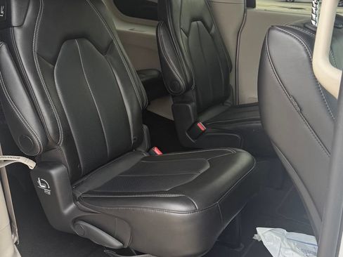 Used 2024 Chrysler Pacifica Touring-L FWD image 25