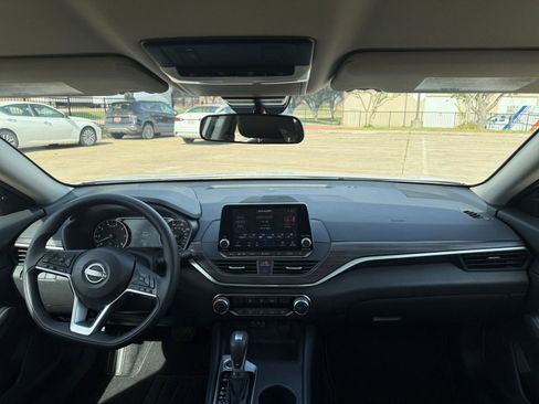 Used 2025 Nissan Altima 2.5 SV FWD image 34